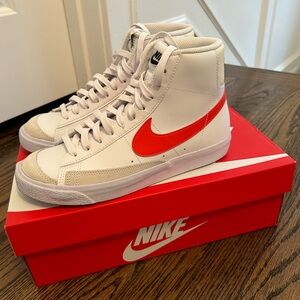 Nike Blazer Mid 77 white and orange trainers
AS NEW Big kids 6Y —> Women’s 8